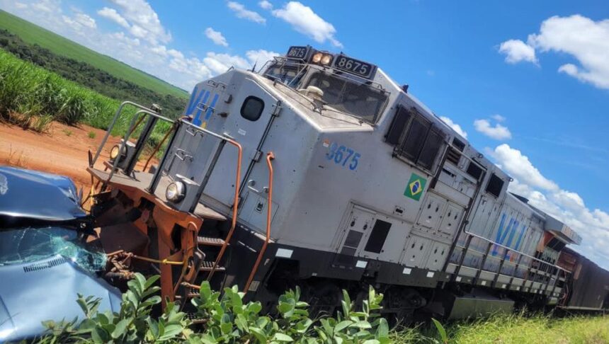 Menino de 8 anos é arremessado após carro ser atingido por locomotiva em Lagoa da Prata