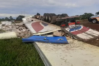 Acidente deixou motorista e gravida feridos | Foto: Jairo Chagas