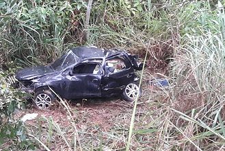 Motorista ficou gravemente ferido aps o carro atingir um caminho que seguia no sentido oposto, e cair em uma ribanceira | Foto: Bombeiros