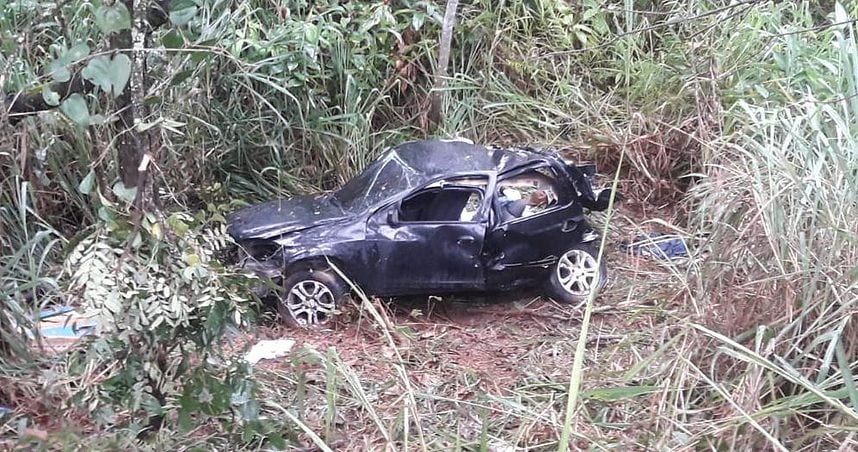 Motorista ficou gravemente ferido após o carro atingir um caminhão que seguia no sentido oposto, e cair em uma ribanceira | Foto: Bombeiros