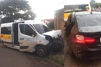 Ocupantes da van escolar não tiveram ferimentos — um homem e uma mulher que estavam no carro ficaram feridos | Foto: Bombeiros/Divulgação