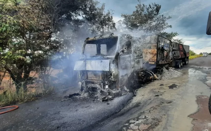 Caminhão estava carregado com 38 toneladas de cimento, e pegou fogo na MG-247 — Foto: Divulgação/Corpo de Bombeiros