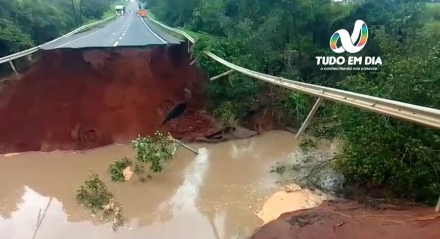 Manilhas passavam sob a rodovia BR-365, e não suportaram o volume das chuvas