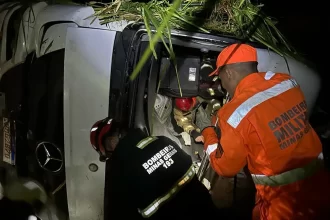 Bombeiros tentam resgatar motorista de caminhão que tombou em Sacramento — Foto Corpo de Bombeiros