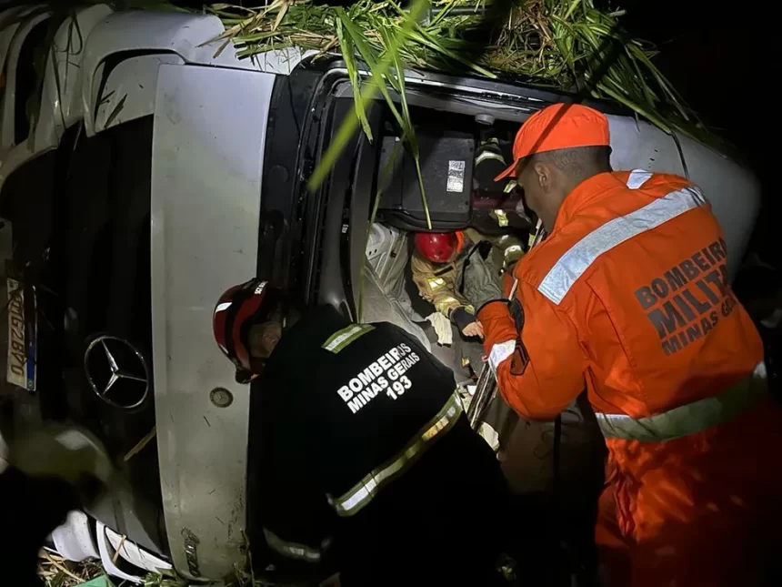 Bombeiros tentam resgatar motorista de caminhão que tombou em Sacramento — Foto Corpo de Bombeiros