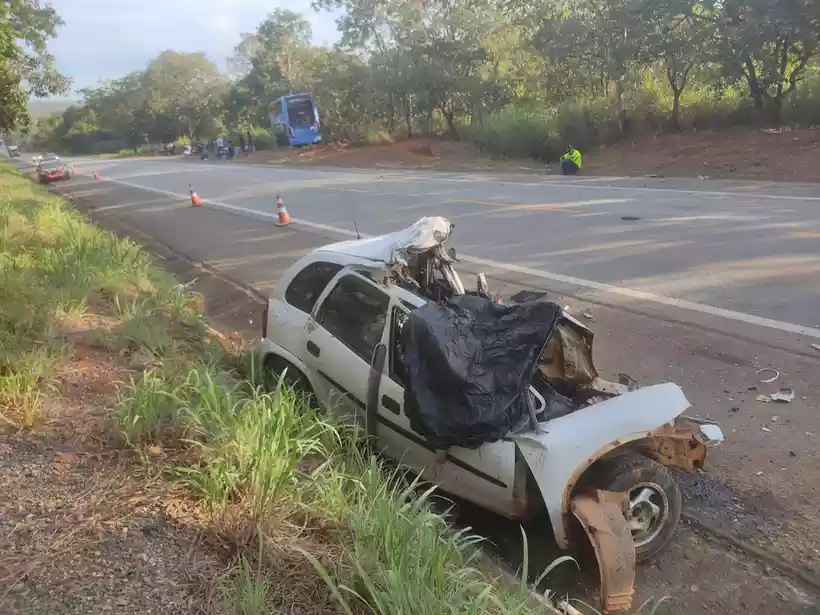 O impacto foi tão forte que o carro ficou completamente destruído e o ônibus parou em uma área de mata às margens da rodovia.