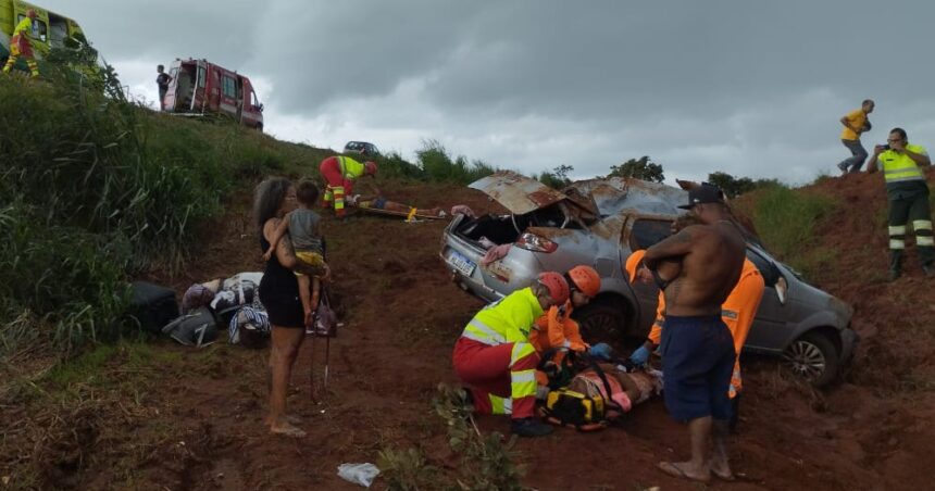 Pneu estoura e carro capota na BR-365, próximo ao 'Trevão'