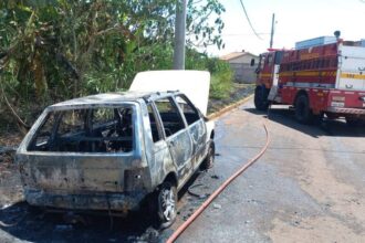 Fiat/Uno ficou destruído ao ser atingido por um incêndio que teve início em um lote vago | Foto: Bombeiros/Divulgação