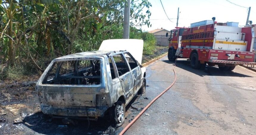 Fiat/Uno ficou destruído ao ser atingido por um incêndio que teve início em um lote vago | Foto: Bombeiros/Divulgação