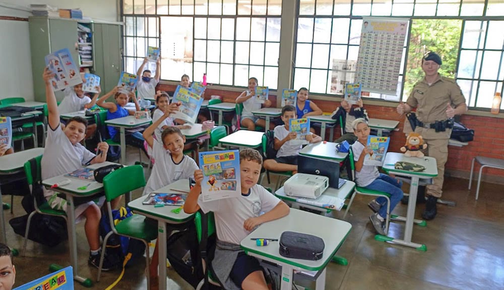 Soldado Igor Muniz durante visita à Escola Tancredo Neves — Foto: PMMG/Divulgação