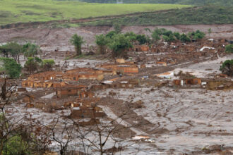 O rompimento da barragem de Mariana ocorreu em 5 de novembro de 2015. A barragem, de propriedade da mineradora Samarco (uma joint venture entre a brasileira Vale e a anglo-australiana BHP Billiton), liberou cerca de 40 milhões de metros cúbicos de rejeitos de mineração altamente poluentes na região.