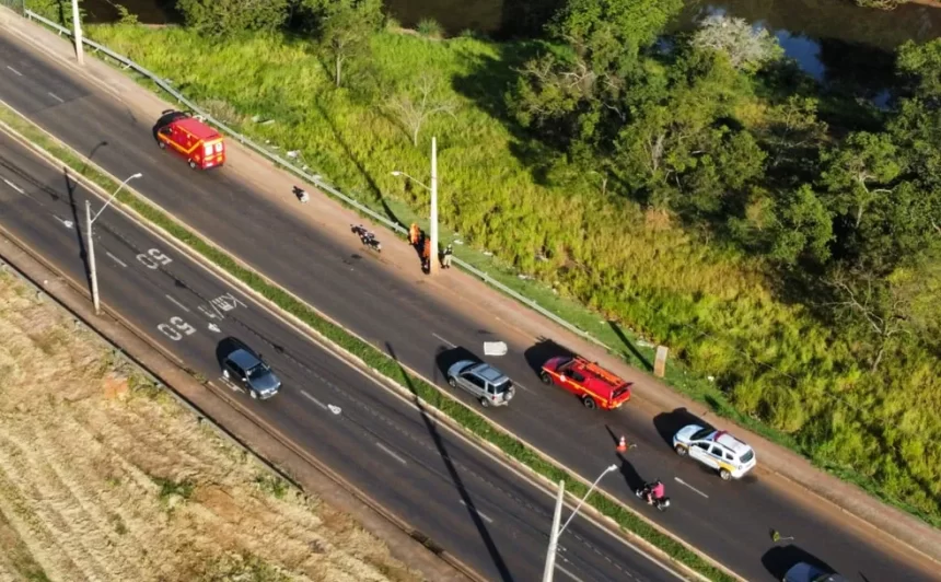 Motociclista é atropelado por carro e motorista foge no Bairro Cidade Jardim em Uberlândia — Foto: Digital Drones/Divulgação