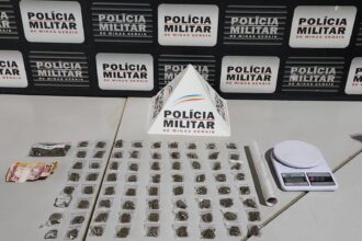 Mais de 70 papelotes de maconha foram apreendidos com a companheira de um dos bandidos