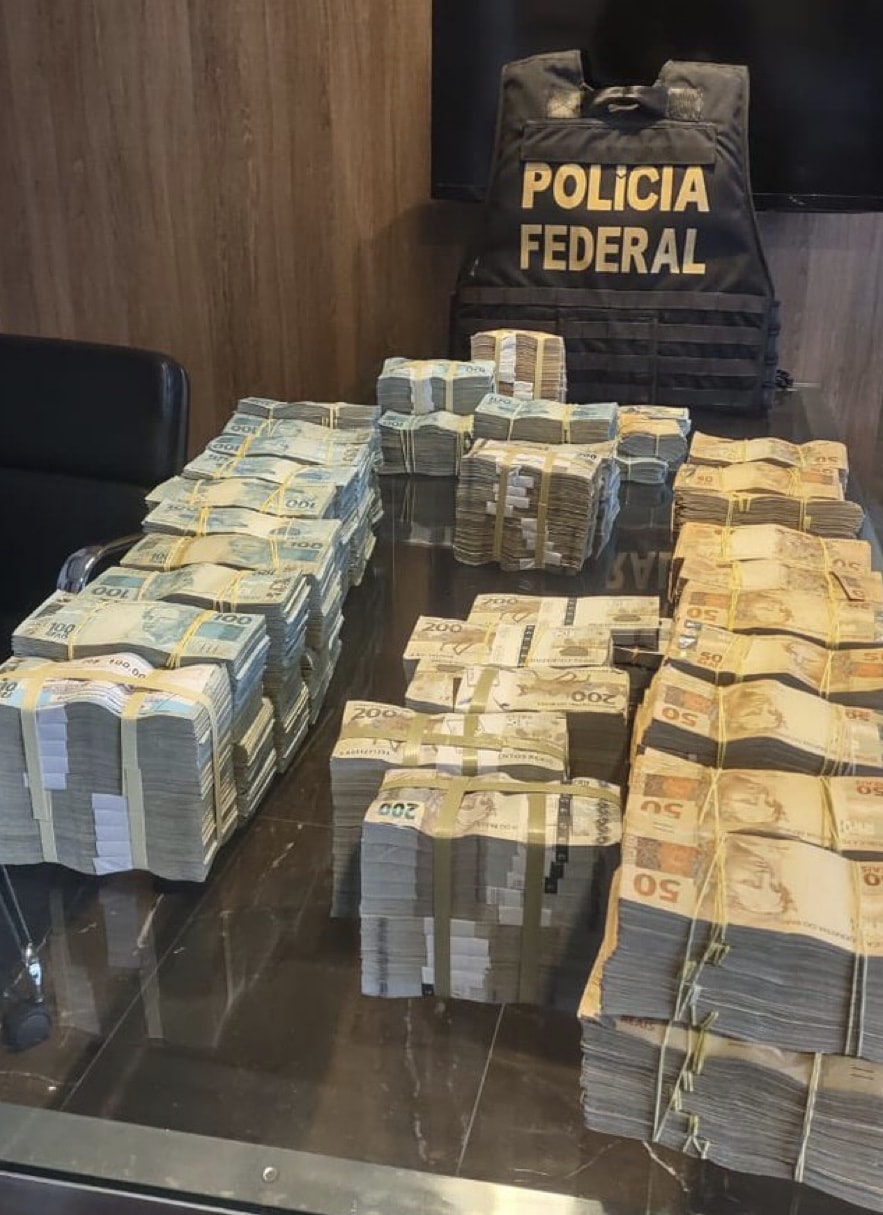 Cofre lotado de dinheiro e “viagra” é encontrado pela PF em ação contra aliados de Lira