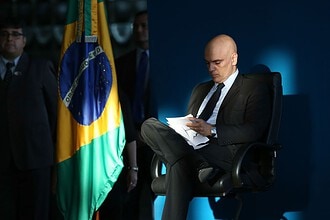 Brasília - Ex-ministro Alexandre de Moraes, que vai para o STF, transmite o cargo ao novo ministro da Justiça e Segurança Pública, Osmar Serraglio, em solenidade no ministério (Fabio Rodrigues Pozzebom/Agência Brasil)