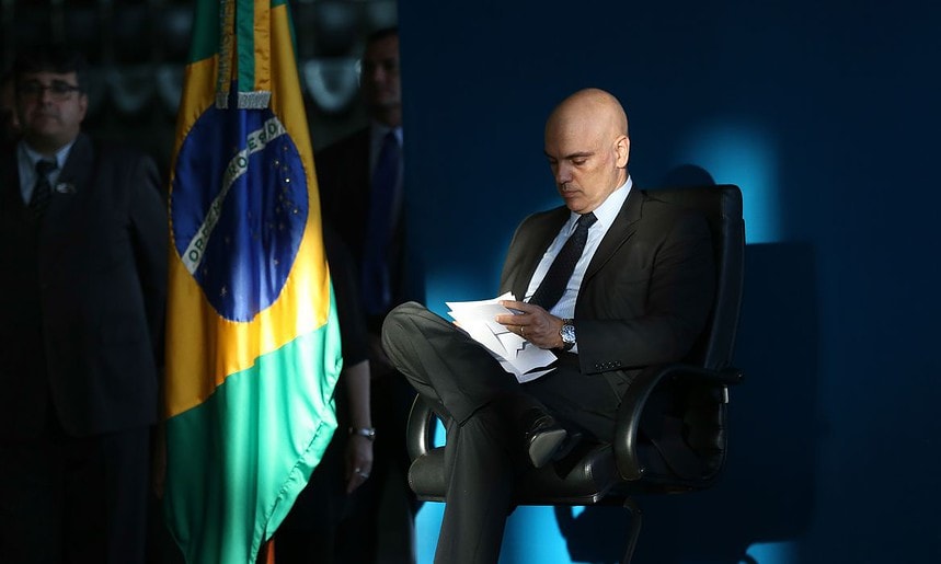 Brasília - Ex-ministro Alexandre de Moraes, que vai para o STF, transmite o cargo ao novo ministro da Justiça e Segurança Pública, Osmar Serraglio, em solenidade no ministério (Fabio Rodrigues Pozzebom/Agência Brasil)