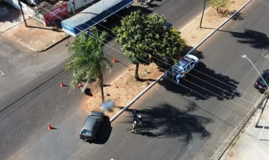 Mulher morre em acidente entre carro e motocicleta em Uberlândia — Foto: Digital Drones/Divulgação