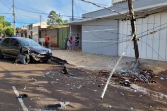 No veículo estava apenas a condutora, uma senhora de 63 anos, extremamente assustada em decorrência do fato, sendo que a mesma não sabia explicar o que havia acontecido para desencadear o acidente.