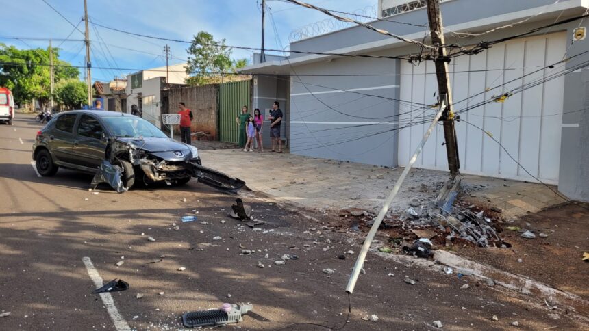 No veículo estava apenas a condutora, uma senhora de 63 anos, extremamente assustada em decorrência do fato, sendo que a mesma não sabia explicar o que havia acontecido para desencadear o acidente.