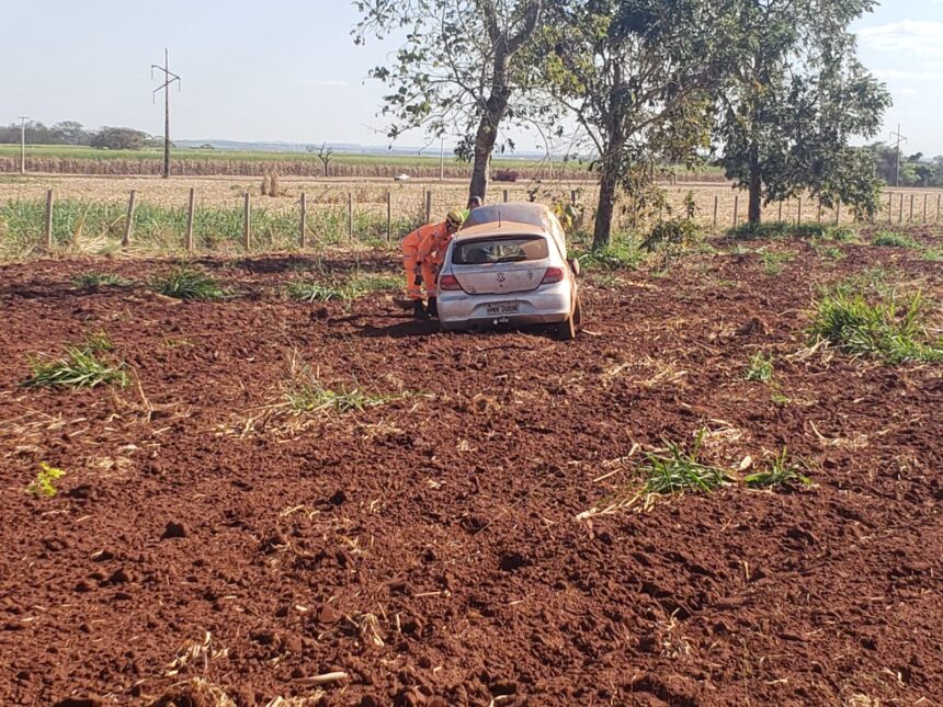 Veículo capotou após estourar um dos pneus