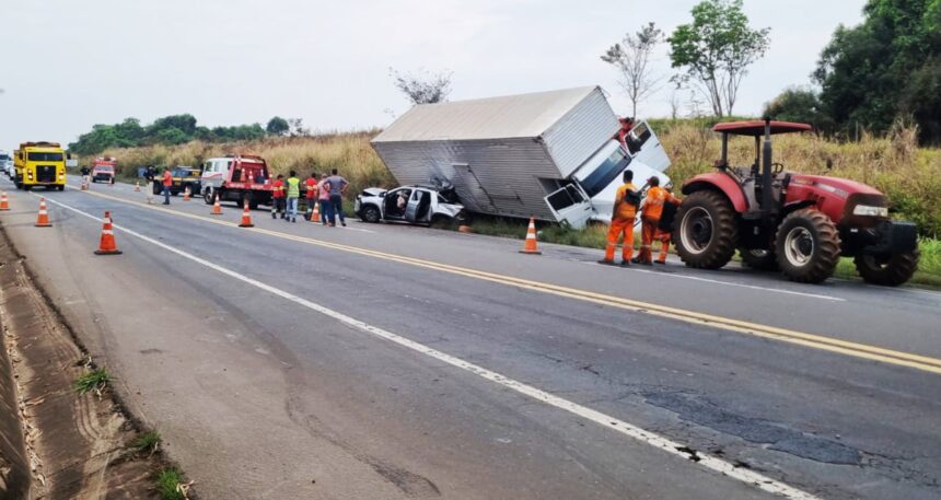 Áudio notícia: acidente na BR-153, entre o Trevão e Prata, deixa feridos