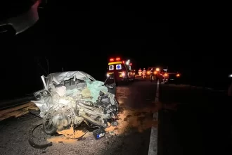 Situação de carro após batida na BR-452, em Uberlândia — Foto: Corpo de Bombeiros/Divulgação