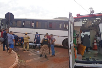 Homem fica ferido em acidente envolvendo moto e ônibus no Centro de Ituiutaba