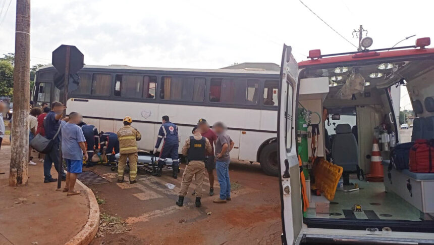 Homem fica ferido em acidente envolvendo moto e ônibus no Centro de Ituiutaba