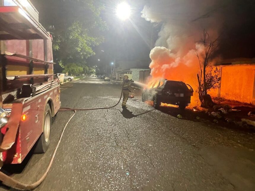 Carro é destruído durante incêndio em Araguari