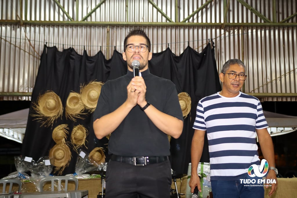 Padre Luiz Carlos durante abertura da quermesse 2023