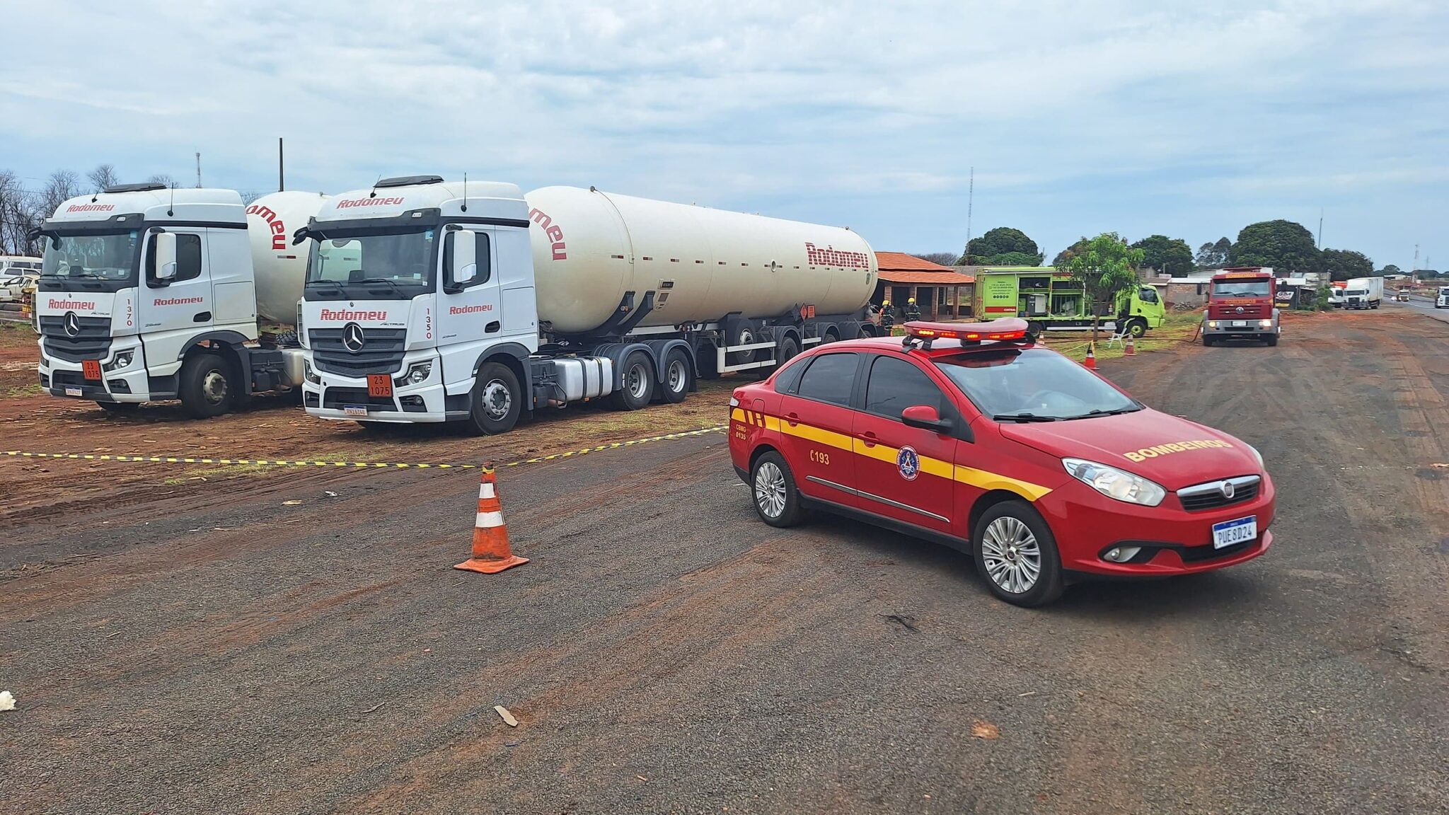 Bombeiros acompanham transbordo de GLP apos caminhao ser flagrado com excesso de peso em Canapolis