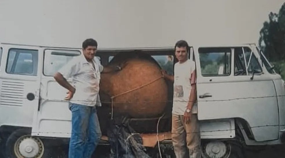 Primeira urna sendo transportada em 1998 — Foto: Reginaldo Costa e Silva/Arquivo Pessoal