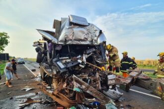 Situação de cabine de caminhão após batida na BR-050 em Uberaba — Foto: Corpo de Bombeiros/Divulgação