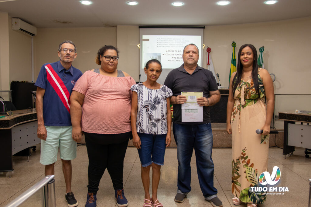 Valdeci Ferreira segura o prêmio em dinheiro ao lado da equipe da Cooptal | Foto: Paulo Braga