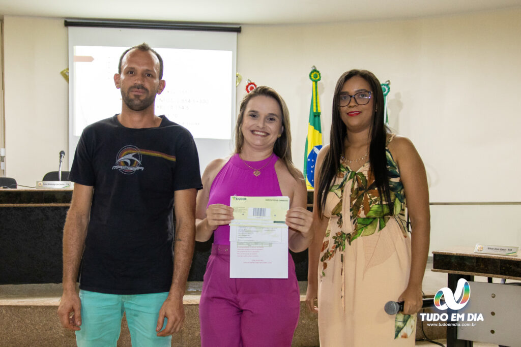 Jessica Dias recebe premiação das mãos dos colaboradores da Cooptal | Foto: Paulo Braga