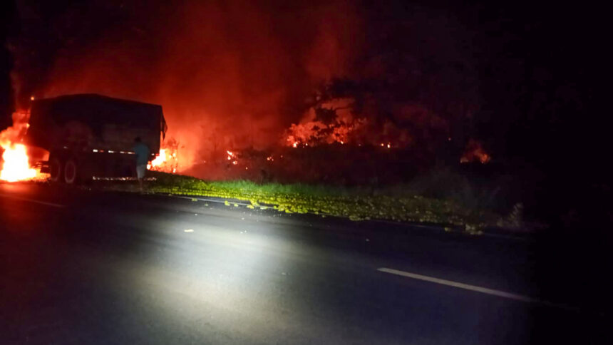 Carreta carregada com laranjas pega fogo na MGC-497, em Prata (MG)