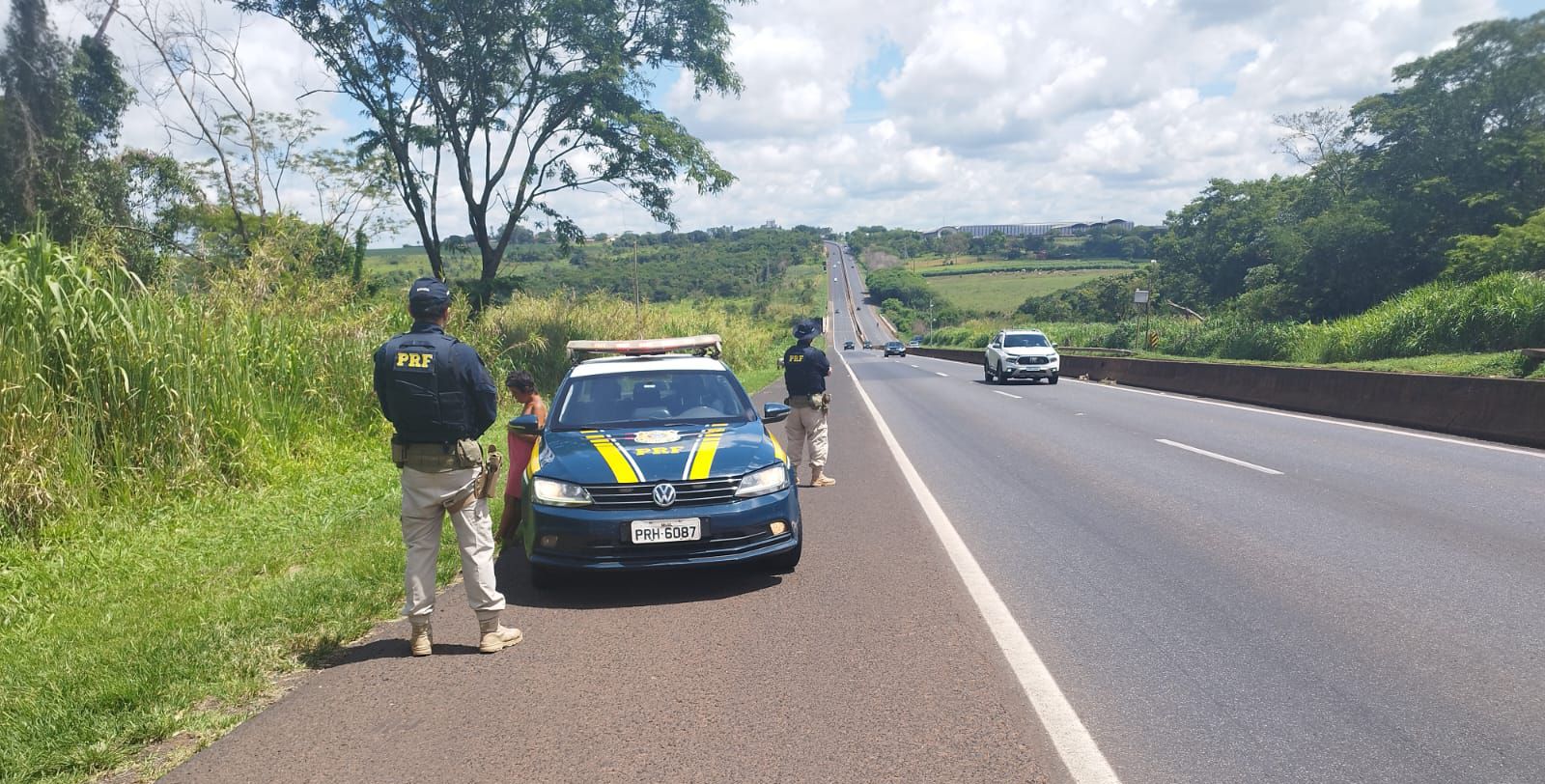 Na tarde de [inserir dia], uma equipe da Polícia Rodoviária Federal (PRF) que realizava ronda pela BR 050, altura do KM 170, no município de Uberaba/MG, se deparou com uma situação inusitada e preocupante. Uma mulher de aproximadamente 50 anos foi avistada caminhando sem roupas às margens da rodovia, no sentido Uberlândia/Uberaba (crescente). A equipe policial prontamente abordou a senhora, que, infelizmente, não conseguia articular voz e estava impossibilitada de fornecer qualquer informação sobre sua identidade, como nome, idade, localidade de residência, entre outros detalhes. Diante da dificuldade de comunicação, os policiais suspeitaram que a mulher pudesse estar enfrentando algum tipo de distúrbio mental. A resgatada carregava consigo apenas uma toalha, que se tornou providencial para a equipe policial, sendo utilizada para cobrir o corpo da mulher e preservar sua dignidade. Diante da situação, os agentes acionaram imediatamente o resgate médico da concessionária ECO 050, que compareceu prontamente ao local. O atendimento médico foi essencial para avaliar a condição da mulher e direcioná-la para a unidade hospitalar mais próxima. Segundo informações apuradas posteriormente, a mulher seria natural de Catalão/GO e teria percorrido a pé uma considerável distância até chegar a Uberaba/MG. O caso ressalta a importância da atuação rápida e eficaz das equipes de segurança e resgate em situações emergenciais. A Polícia Rodoviária Federal desempenhou um papel crucial ao garantir o pronto atendimento à mulher em condições vulneráveis, evidenciando a importância da integração entre as forças de segurança e os serviços de saúde para lidar com situações delicadas como essa. A mulher agora recebe os cuidados necessários na unidade hospitalar, enquanto as autoridades buscam entender os motivos que levaram a esse deslocamento incomum e as circunstâncias que envolvem o estado de saúde mental da mesma.