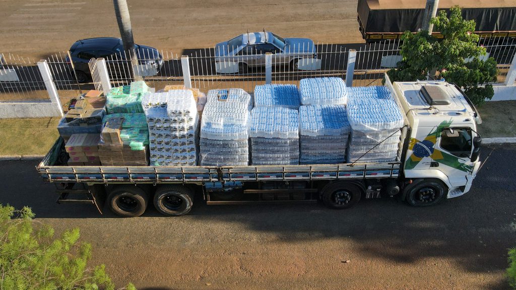Caminhão carregado com suprimentos de higiene e água foi doado pela CRV Industrial, e vai se juntar às doações arrecadadas pelo Sindicato dos Produtores Rurais e Sindicato dos Trabalhadores Rurais de Capinópolis | Foto: Paulo Braga