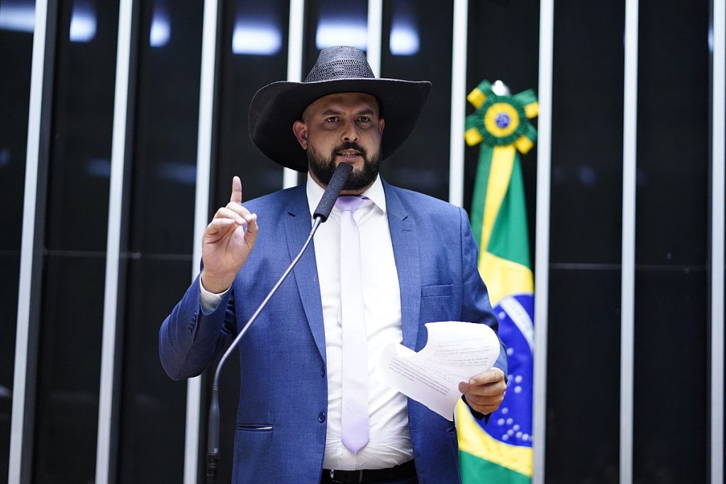 Marcos Antônio Pereira Gomes, mais conhecido como Zé Trovão, é um caminhoneiro, youtuber e político brasileiro filiado ao Partido Liberal.