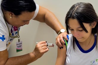 A enfermeira Rosângela vacinando a adolescente Ananda no PSF do Bairro Alvorada | Foto: Paulo Braga