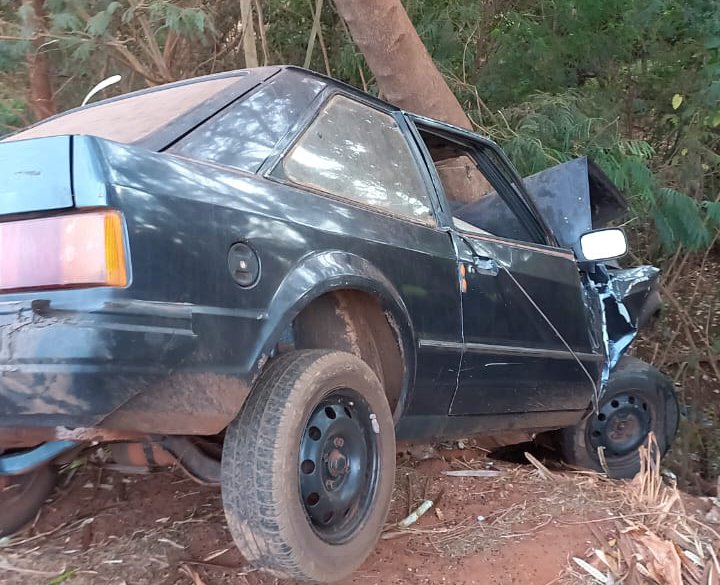 Ford/Escorte ficou danificado após o acidente