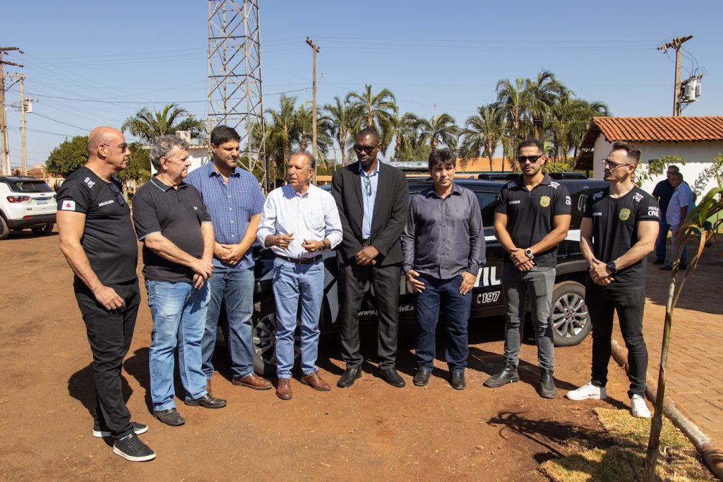 (Esq) Leonardo Espínola, Gilvan Gama, João Makhoul, Heli Grilo, Luiz Minas, Cleidimar Zanotto, Ricardo Dantas e Edimar Silva. Entrega da viatura ocorreu no Parque de Exposições João de Freitas Barbosa | Foto: Paulo Braga