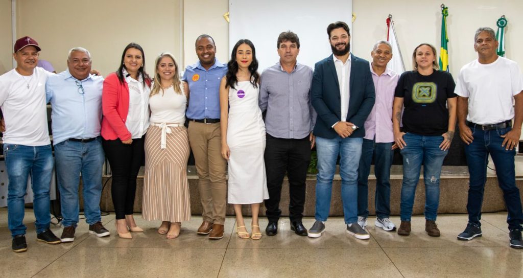 (Esq) Ronei, Samuel, Letícia, Irene, Thales, Gabriela, Cleidimar Zanotto (presidente do PSB), Paulo Braga, Cuty, Wagna (integrante da comitiva do PSB) e Adilson Chocolate | Foto: Eduardo/Daiane