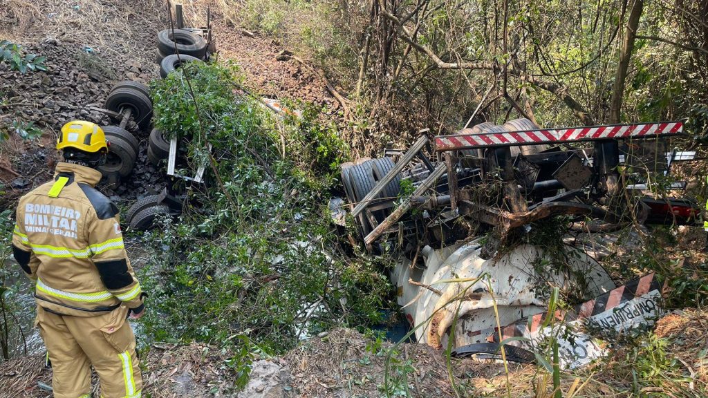 Duas pessoas ficaram submersas no córrego, pois ficaram presas às ferragens | Foto: Bombeiros