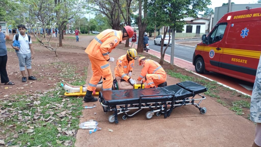 Jovem caiu de altura aproximada de 5 metros | Foto: Bombeiros/Divulgação