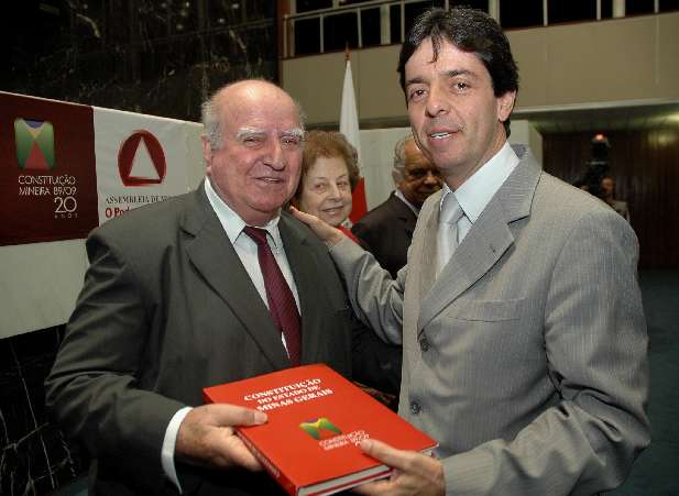 Na comemoração dos 20 anos da Assembleia Constituinte, em 2009, o ex-deputado Samir Tannús recebeu homenagem das mãos do então 1º-secretário da ALMG, Dinis Pinheiro Foto: RICARDO BARBOSA