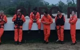 Nota do Corpo de Bombeiros Militar de Minas Gerais No final da sexta-feira (11) o Corpo de Bombeiros Militar de Minas Gerais perdeu contato com sua aeronave Arcanjo que realizava um atendimento na região de Ouro Preto, MG. Prontamente foram empenhados mais de 84 pessoas, entre bombeiros e demais agentes, cães de busca e aeronaves do CBMMG, PMMG e Força Aérea Brasileira. As buscas se concentraram nas coordenadas informadas pelo dispositivo de emergência do Arcanjo. Após 12 horas de busca a aeronave e os 6 tripulantes, 4 bombeiros militares, 1 médico e 1 enfermeiro do SAMU foram encontrados sem vida junto aos destroços da aeronave, numa região de Serra íngreme de Ouro Preto. A Corporação segue empenhada nos trabalhos de recuperação. O devido apoio aos familiares está sendo prestado por psicólogos do CBMMG. Toda corporação amanhece consternada e resiliente na sua missão juntos aos irmãos de farda.