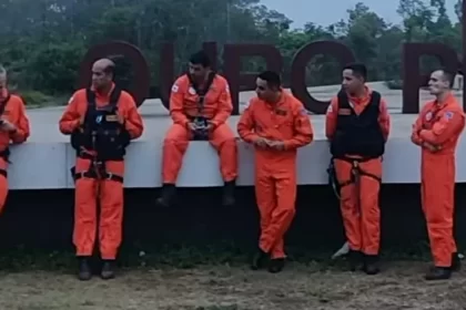 Nota do Corpo de Bombeiros Militar de Minas Gerais No final da sexta-feira (11) o Corpo de Bombeiros Militar de Minas Gerais perdeu contato com sua aeronave Arcanjo que realizava um atendimento na região de Ouro Preto, MG. Prontamente foram empenhados mais de 84 pessoas, entre bombeiros e demais agentes, cães de busca e aeronaves do CBMMG, PMMG e Força Aérea Brasileira. As buscas se concentraram nas coordenadas informadas pelo dispositivo de emergência do Arcanjo. Após 12 horas de busca a aeronave e os 6 tripulantes, 4 bombeiros militares, 1 médico e 1 enfermeiro do SAMU foram encontrados sem vida junto aos destroços da aeronave, numa região de Serra íngreme de Ouro Preto. A Corporação segue empenhada nos trabalhos de recuperação. O devido apoio aos familiares está sendo prestado por psicólogos do CBMMG. Toda corporação amanhece consternada e resiliente na sua missão juntos aos irmãos de farda.