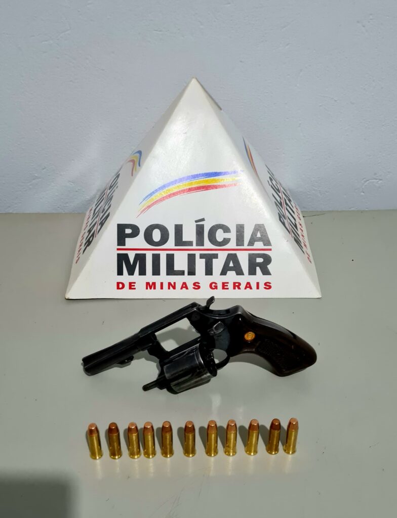 arma de fogo apreendida em Ipiaçu | Foto: PMMG