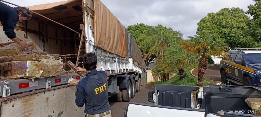 PRF apreende quase três toneladas de maconha em carreta bitrem; veja vídeo crédito: PRF/Divulgação